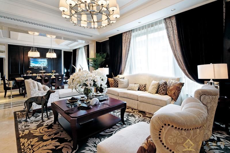 黑色布艺窗帘，柔软的布艺沙发，称托出客厅大气，典雅气派。