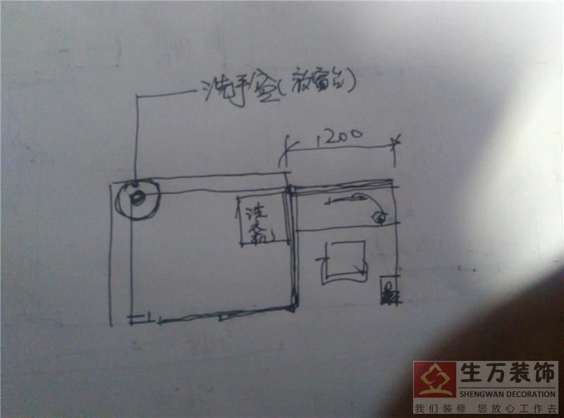 改造后，右侧面上书房，制作1.2米长的书桌，地面铺贴木地板，阳台安装防盗网。