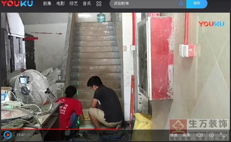 当贴完地砖贴楼梯从下往上贴，第一阶高度5至6CM左右高，每一阶蹋面下面先放一排红砖(红砖全部先放桶里泡水1个小时完全湿足水以后，铺贴的楼梯蹋面才不会空鼓操作教学视频 , 拉施工线铺贴方法操作教学视频， 采用紫外线定位90度角操作教学视频